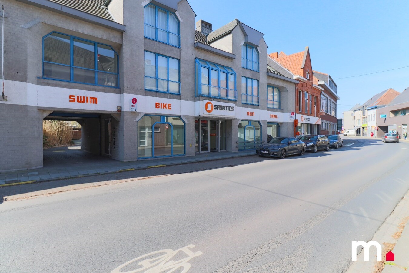 Te huur centraal gelegen polyvalent handelspand te Wevelgem ! 