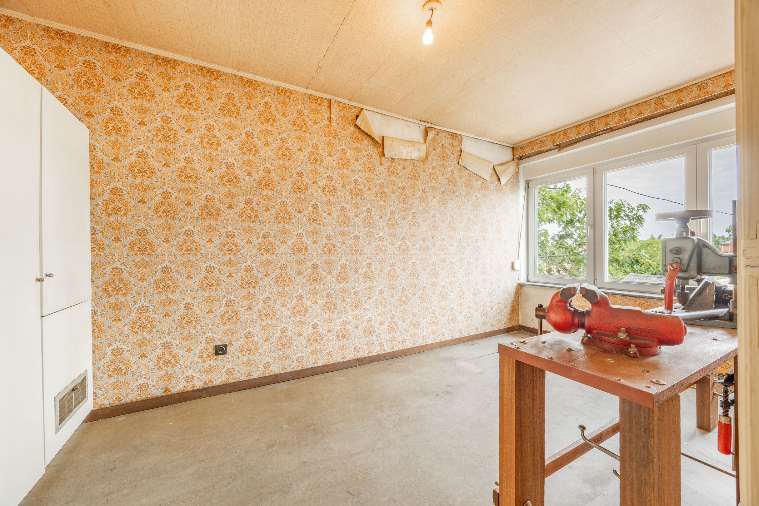 TE RENOVEREN WONING MET GARAGE 