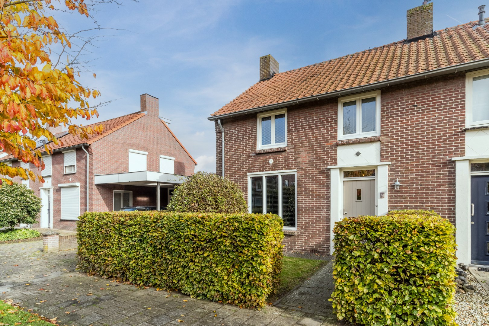 Smaakvol gemoderniseerde en uitgebouwde tweekapper met inpandige garage en diepe tuin. Energielabel C. 