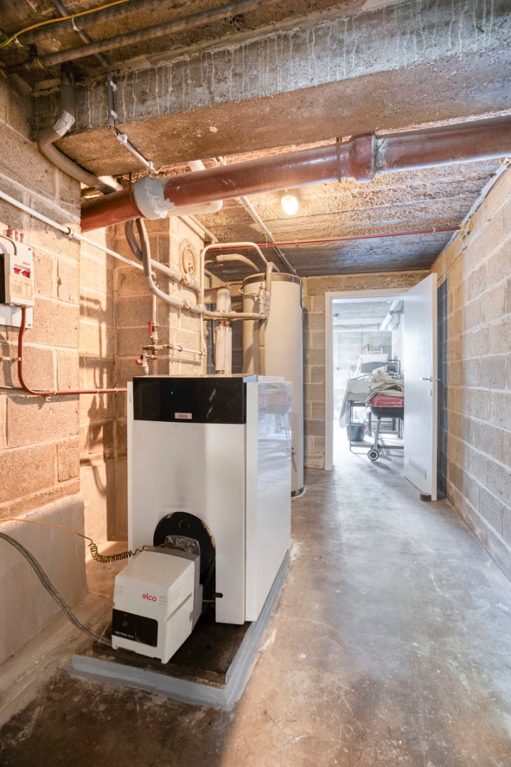 Opbrengsteigendom met 3 appartementen, garages en tuin 