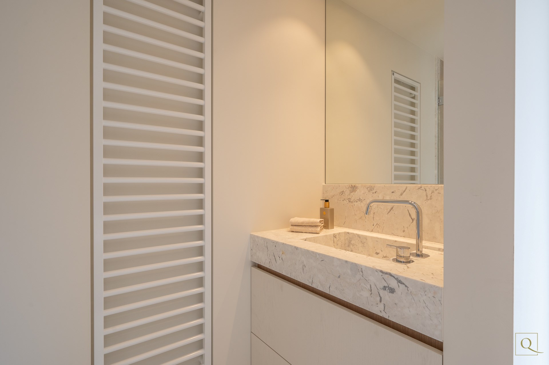 Appartement de luxe &#233;l&#233;gamment r&#233;nov&#233; avec deux terrasses ensoleill&#233;es &#224; proximit&#233; de la plage et des commerces. 