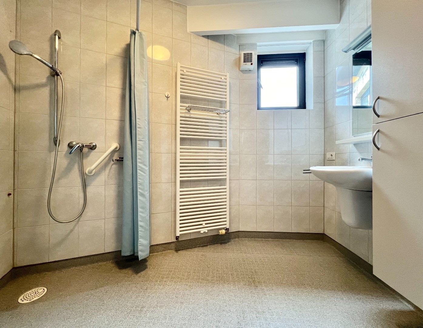 Ruim en lichtrijk appartement met 1 slpk, bew. opp. van 69m&#178; op zeer centrale ligging! 