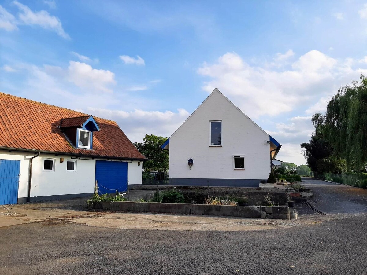 Idyllische eigendom met ruim stalgebouw en bijgebouw 