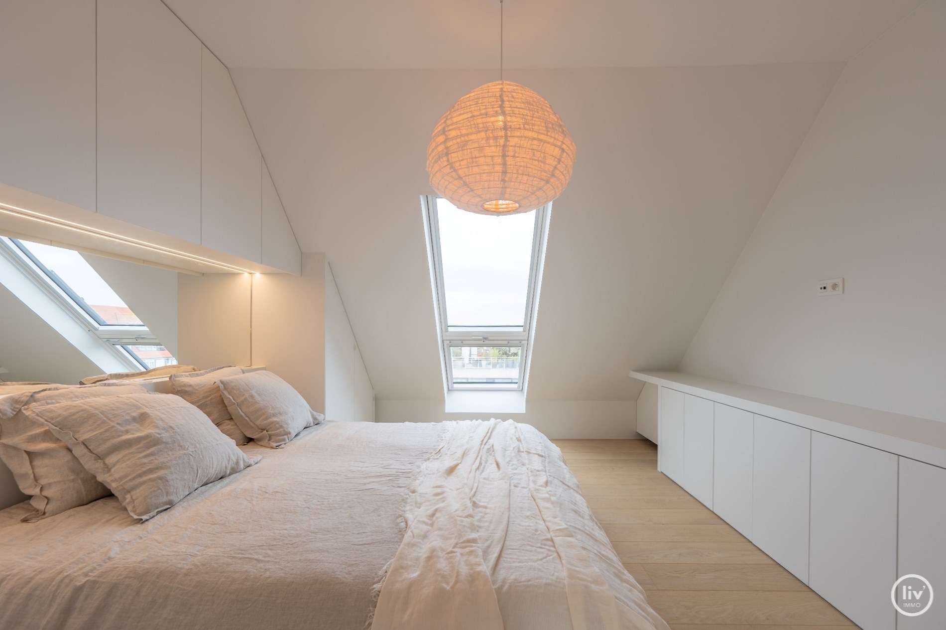 Prachtig gerenoveerd duplex appartement met ruim Westgericht terras gelegen op de Lippenslaan te Knokke. 