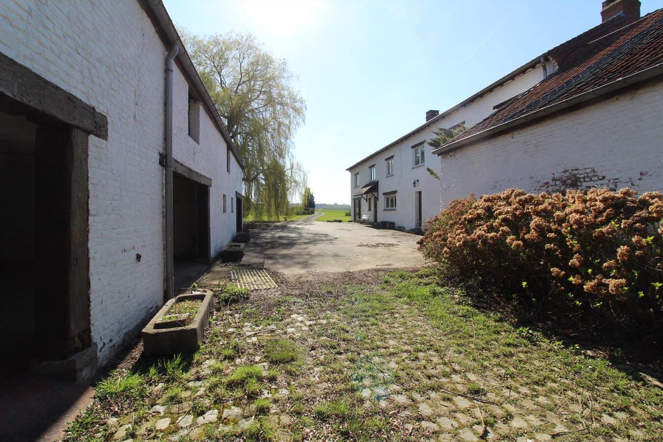 IN OPTIE - Landelijk gelegen te renoveren woning met bijgebouwen en weilanden op ca. 6.7ha te Nijvel (Waals-Brabant) 