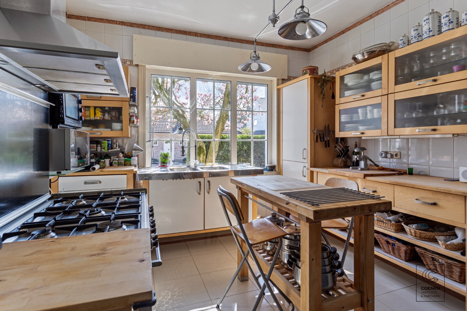 Prachtige woning op een perceel van ca. 2350m&#178; en een centrale locatie te Zandhoven! 