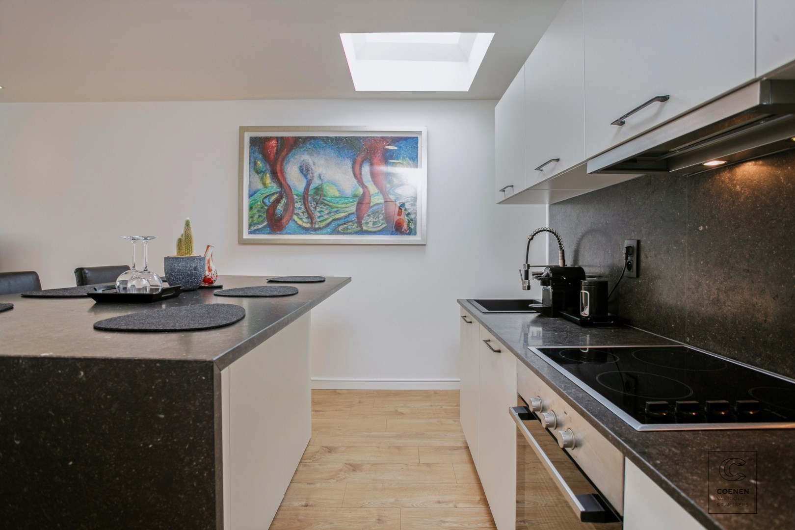 Prachtig gerenoveerd (gemeubeld!) appartement met 2 slpk&#39;s en een bew. opp. van ca. 70 m&#178; 