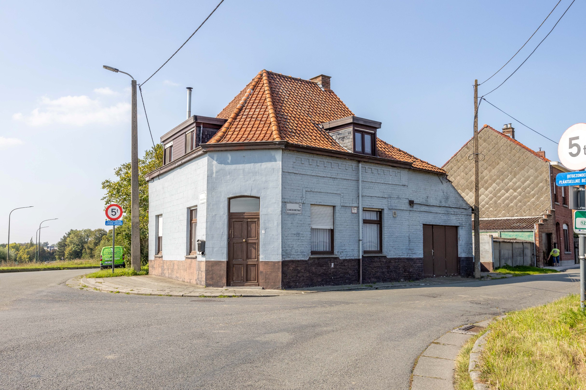 TE RENOVEREN HOEKWONING MET TUIN 