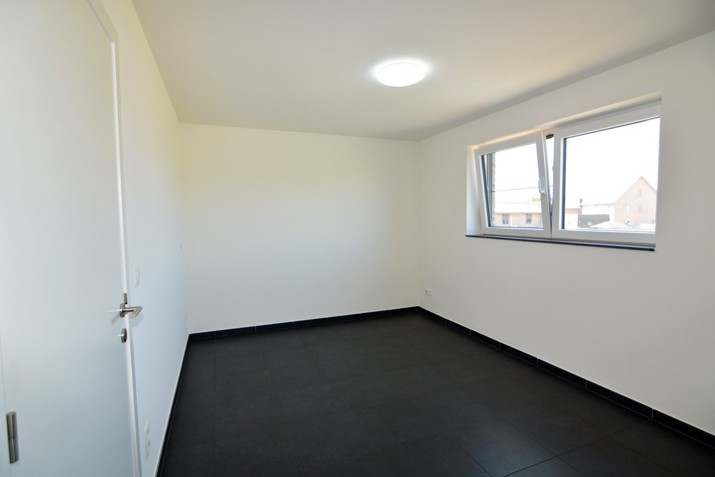 Halfvrijstaande nieuwbouwwoning met 3 slpks en dressing op perceel van 4a 88ca. 