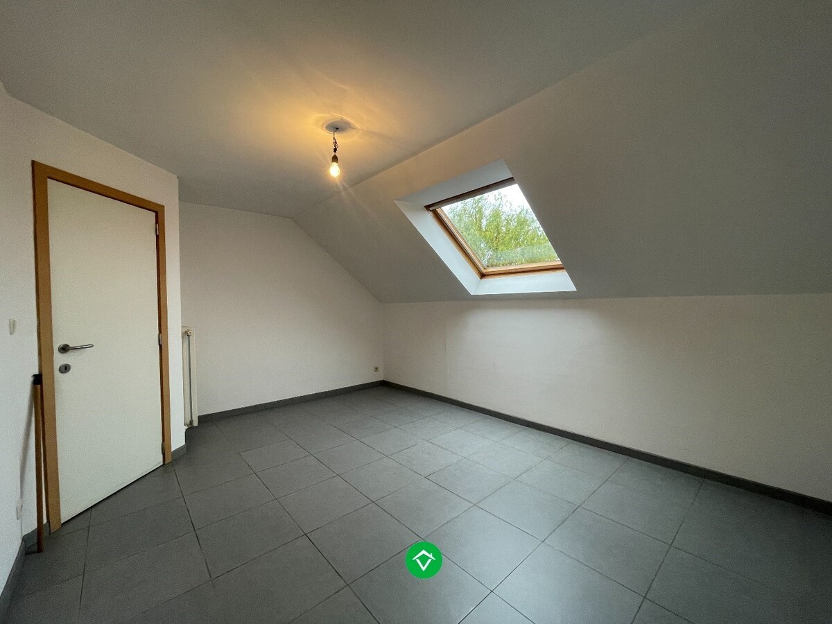 Centraal gelegen woning met 3 slaapkamers, garage en tuin te centrum Roeselare! 