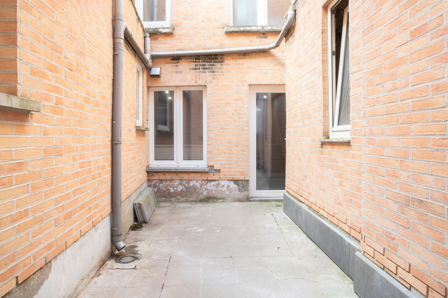 Centraal gelegen, zeer ruim en knap gerenoveerd rijhuis met patio, 5 slaapkamers (mog. 6) 