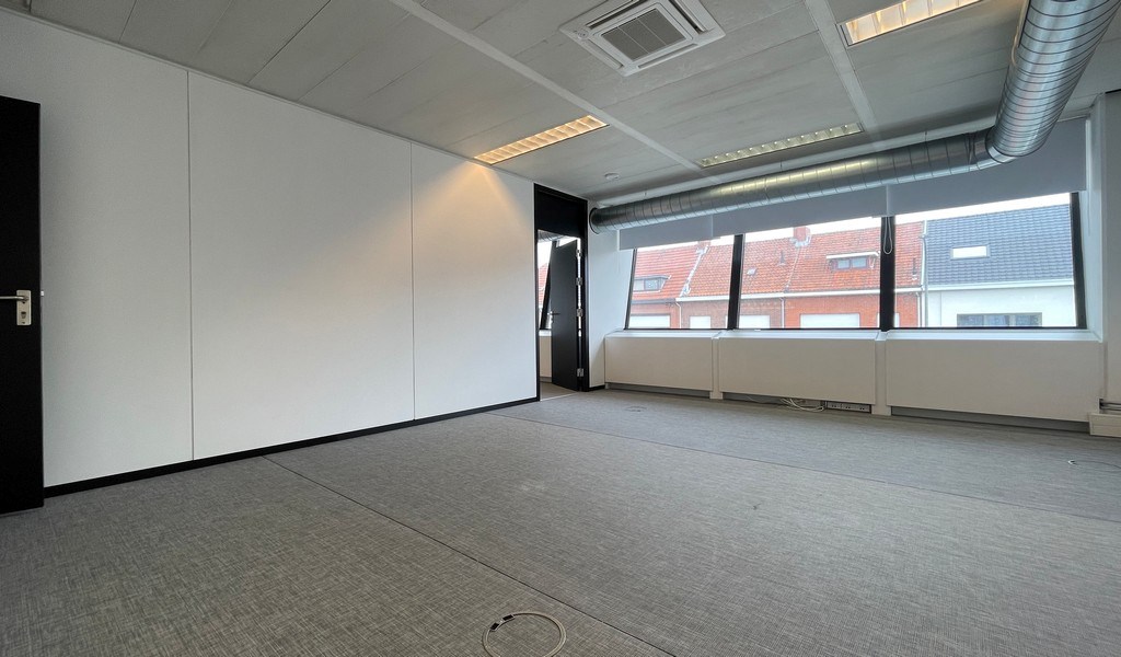 Gerenoveerde kantoren te huur vlakbij afrit E17 in Burcht