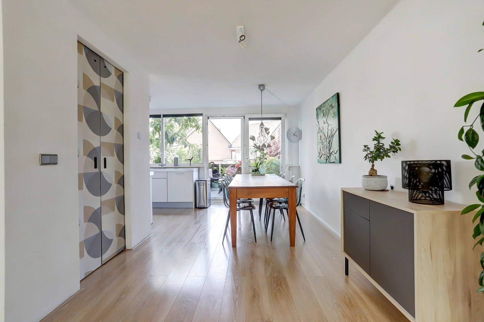 Licht, ruimte en luxe onder &#233;&#233;n dak – ideaal gezinshuis met 3 slaapkamers, moderne keuken, balkon en zonovergoten dakterras! 