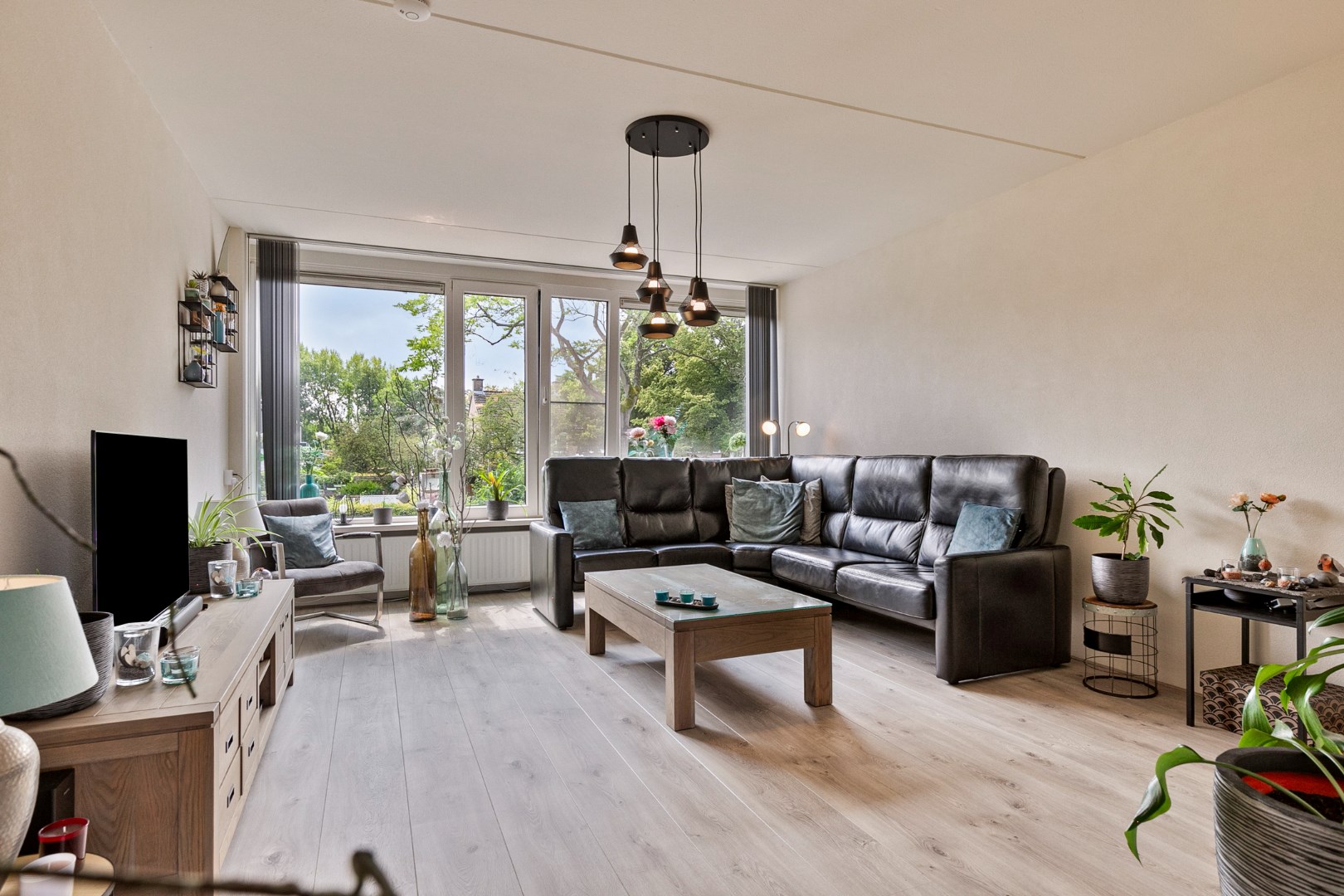 Keurige 6-kamer drive-in woning met moderne keuken, nette badkamer, 5 slaapkamers, zonnige tuin en eigen parkeerplaats! 