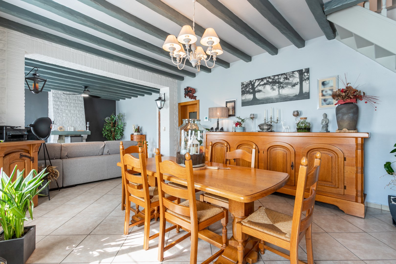 Ruime kangoeroewoning met 6 slpks, 2bdks, 2 garages en tuin te Oetingen 