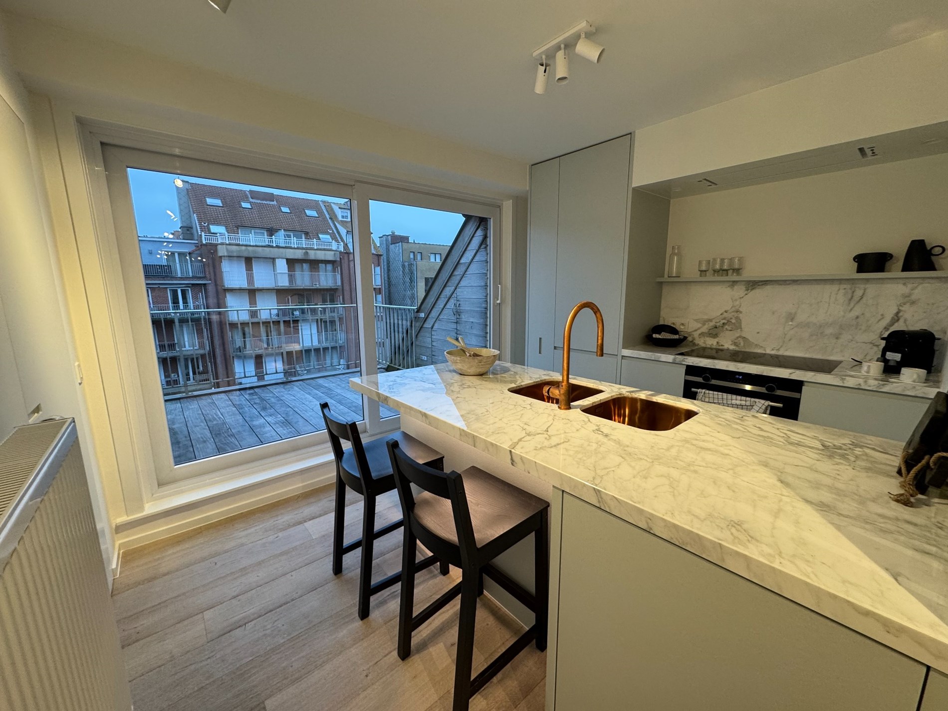 Magnifique penthouse en duplex r&#233;nov&#233; avec de magnifiques terrasses &#224; proximit&#233; de l&#39;avenue Lippens et de la plage de Knokke. 
