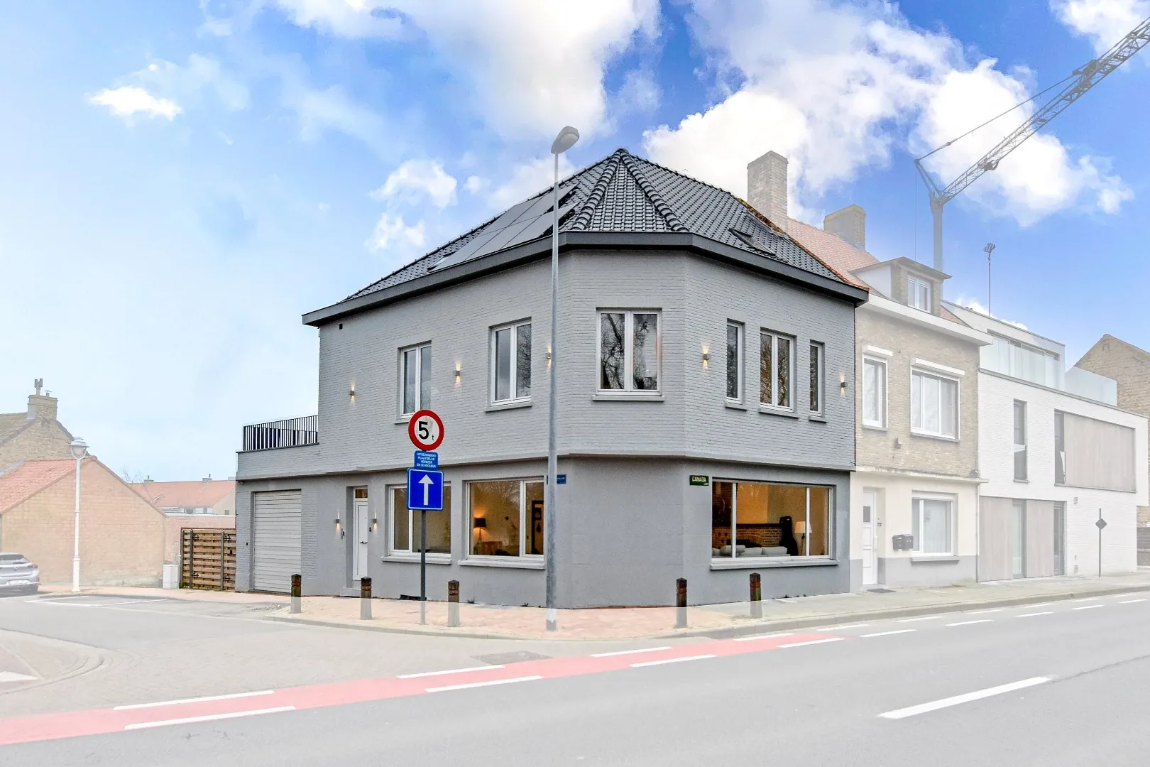 Prachtig gerenoveerde (2023) hoekwoning te Nieuwpoort-stad op 208m²