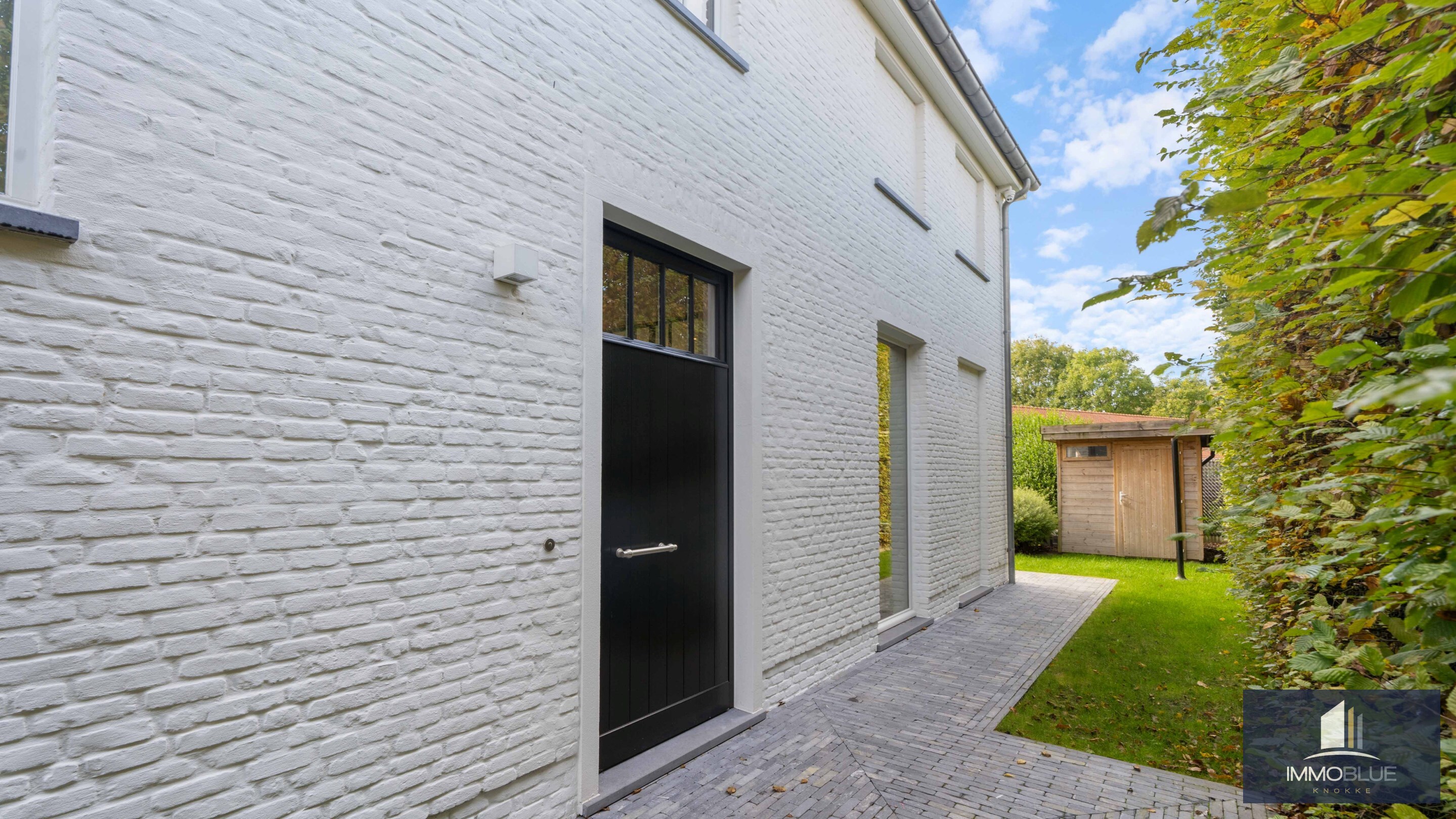 Exclusieve villa gelegen in een rustige, residenti&#235;le wijk . 