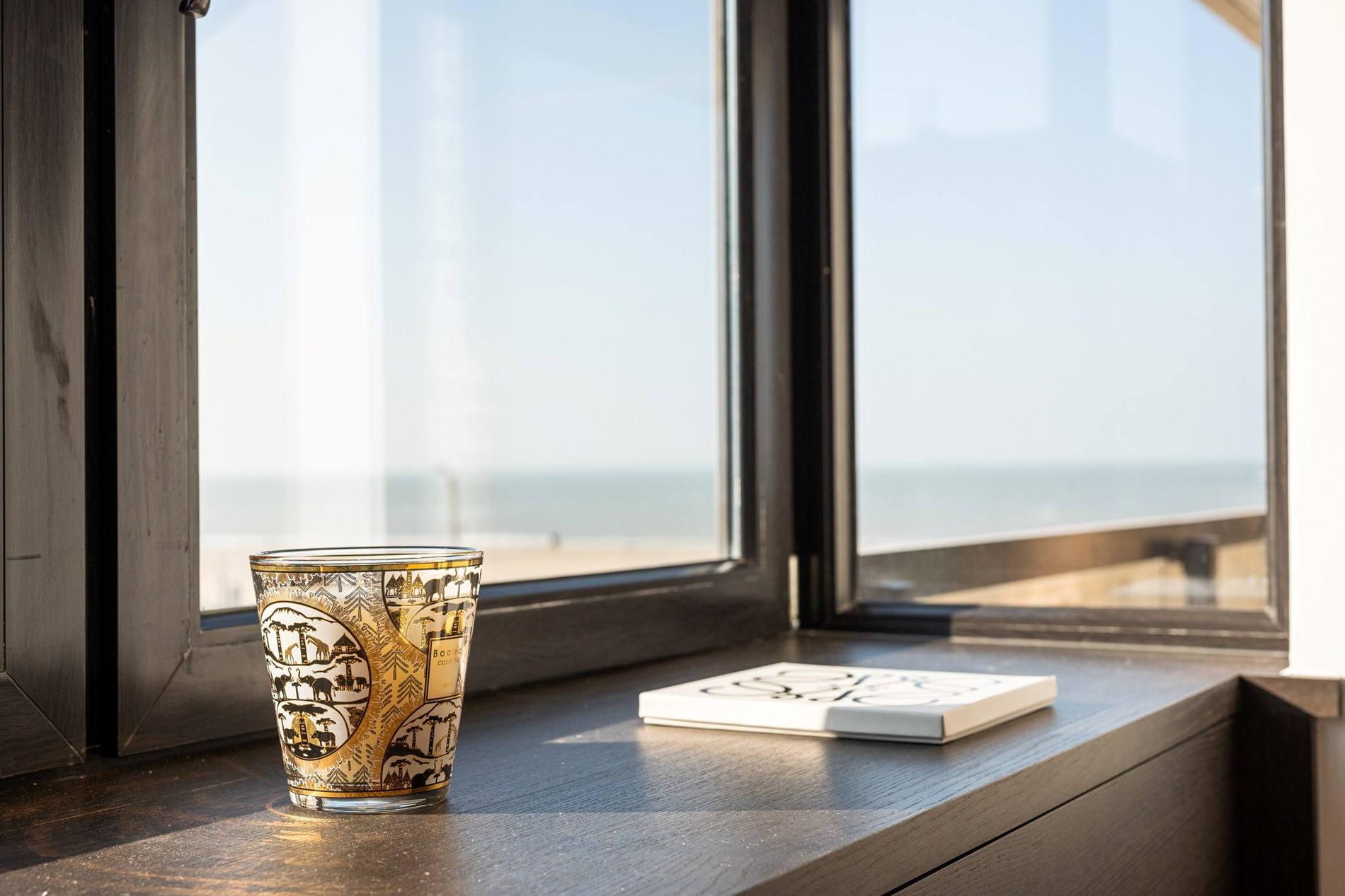 Appartement de luxe avec terrasse ensoleill&#233;e et vue sur la mer situ&#233; sur la place Albert &#224; Knokke. 