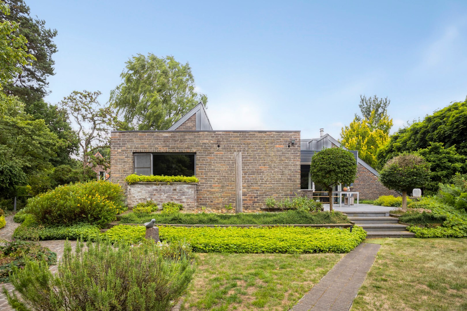 Uitzonderlijke gelijkvloerse villa met 4 slpk. in de groene Europawijk – Mol 