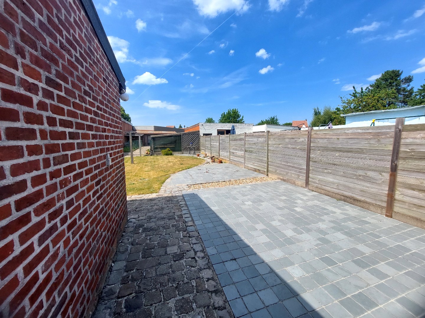 Halfopen bebouwing met ruime tuin en garage 