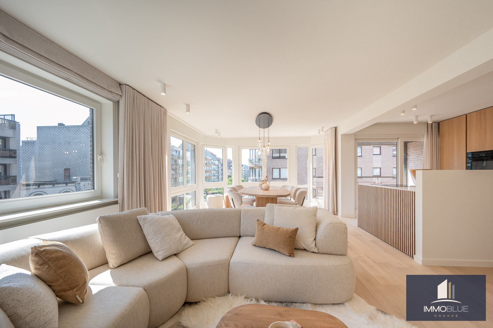 Appartement d’angle avec terrasse orient&#233;e au sud et belle vue sur la mer. 