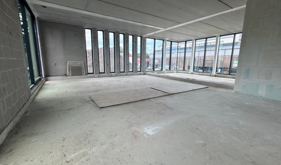 Nieuwbouw kantoorgebouw met appartement te koop in Gent