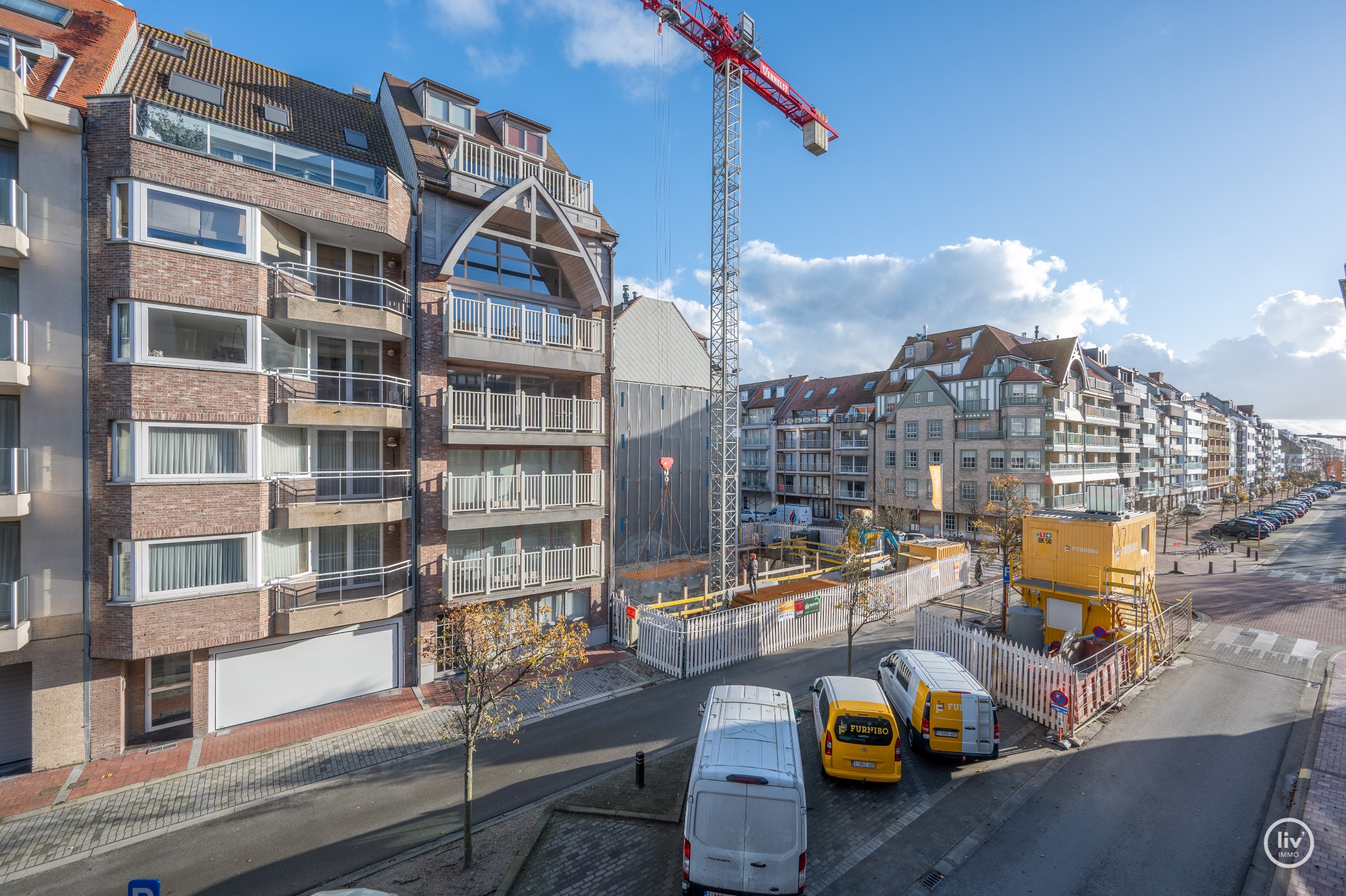 Instapklaar appartement met 3 slaapkamers op een toplocatie vlakbij het Rubensplein en het strand. Mogelijkheid tot aankoop van een parking op het gelijkvloers van de residentie 