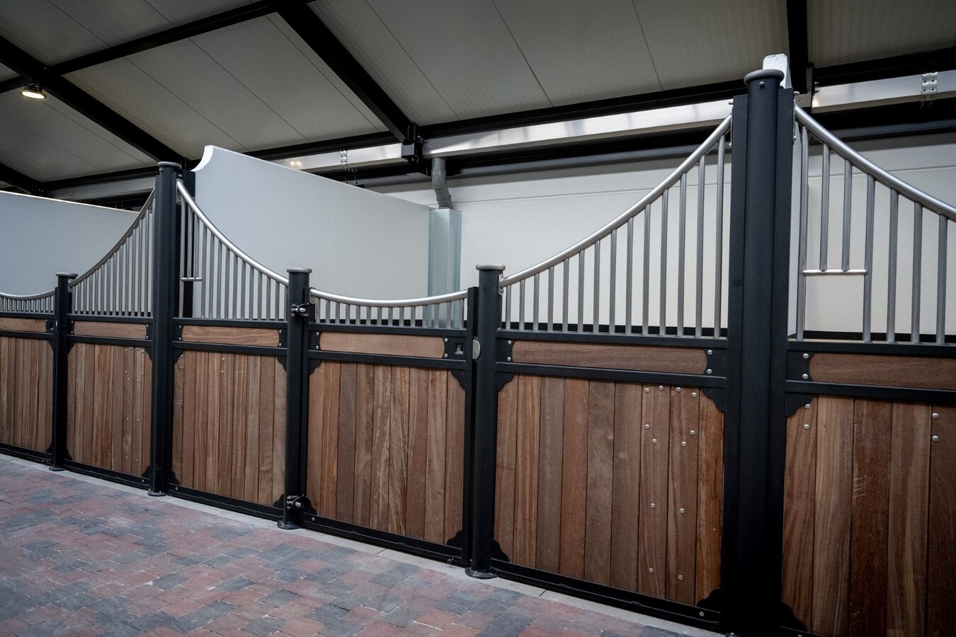 Exclusieve professionele hippische accommodatie (nieuwbouw) met villa op ca. 9 ha te Neerpelt 