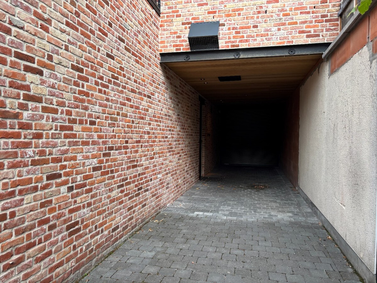 Instapklaar handelsgelijksvloers 90 m&#178; met ruim terras  in het centrum Sint-Antonius naast Bpost. 