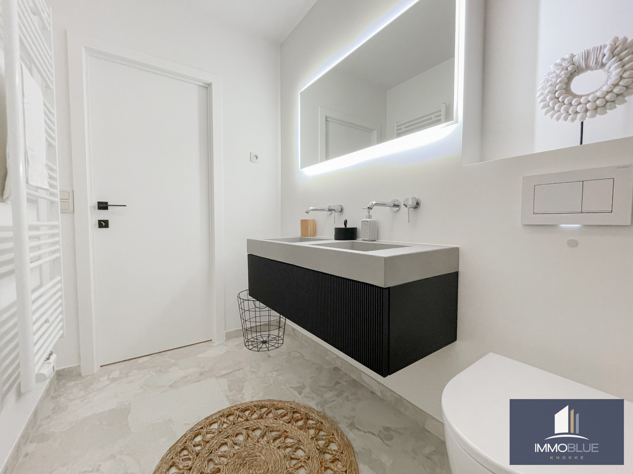 Volledig gerenoveerd lichtrijk appartement met een mooi zijdelings zeezicht, gelegen nabij het Driehoeksplein. 