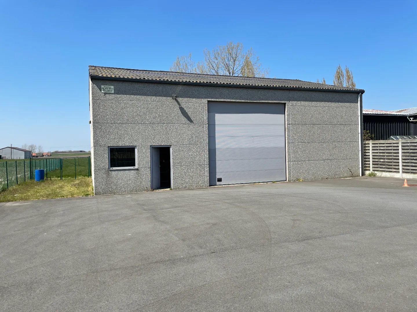 Vrijstaande loods met perceel bouwgrond in Torhout op ± 1.704 m²