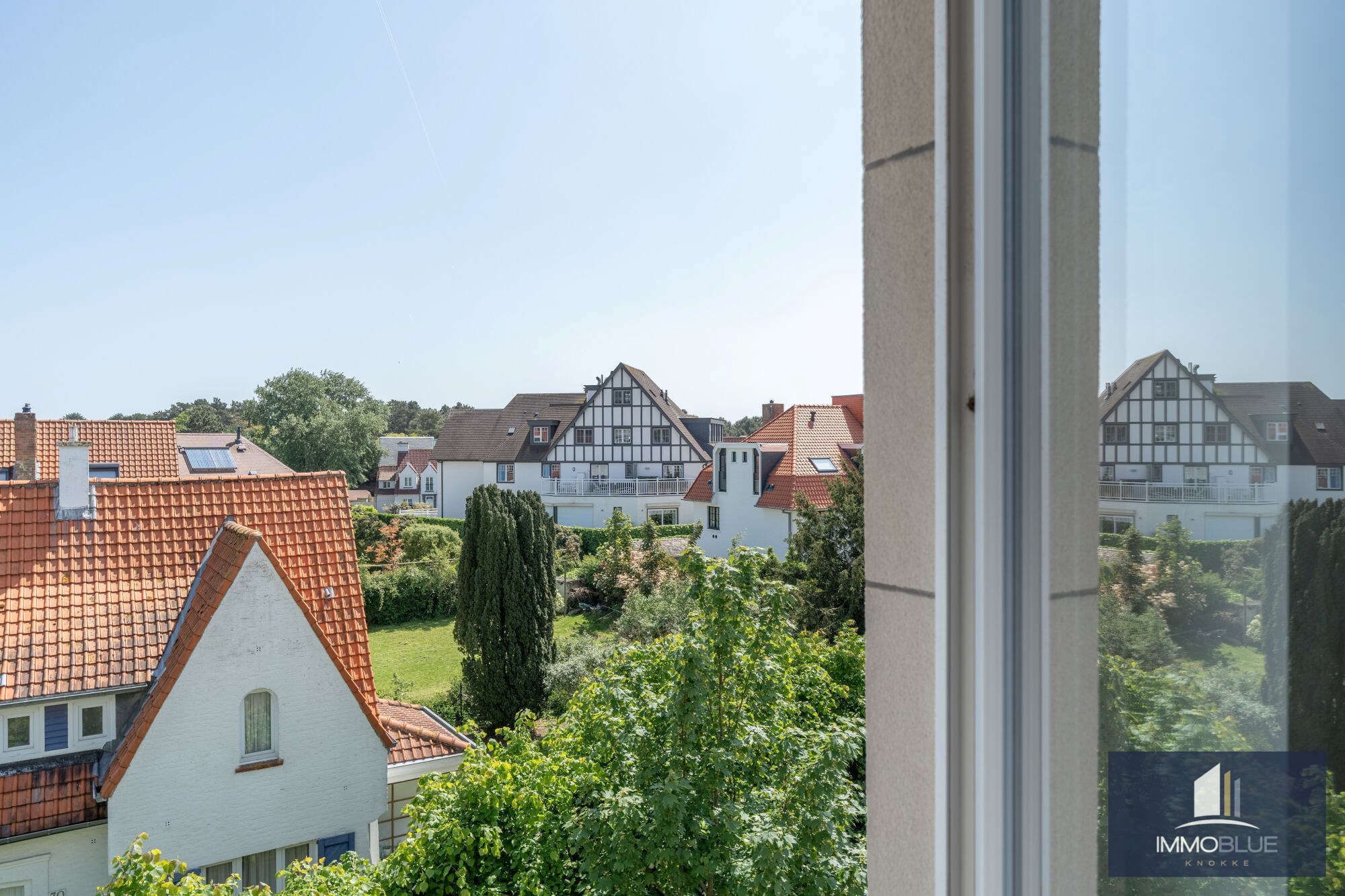 Situ&#233; dans un endroit calme, cet appartement enti&#232;rement r&#233;nov&#233; offre une vue d&#233;gag&#233;e sur les villas. 