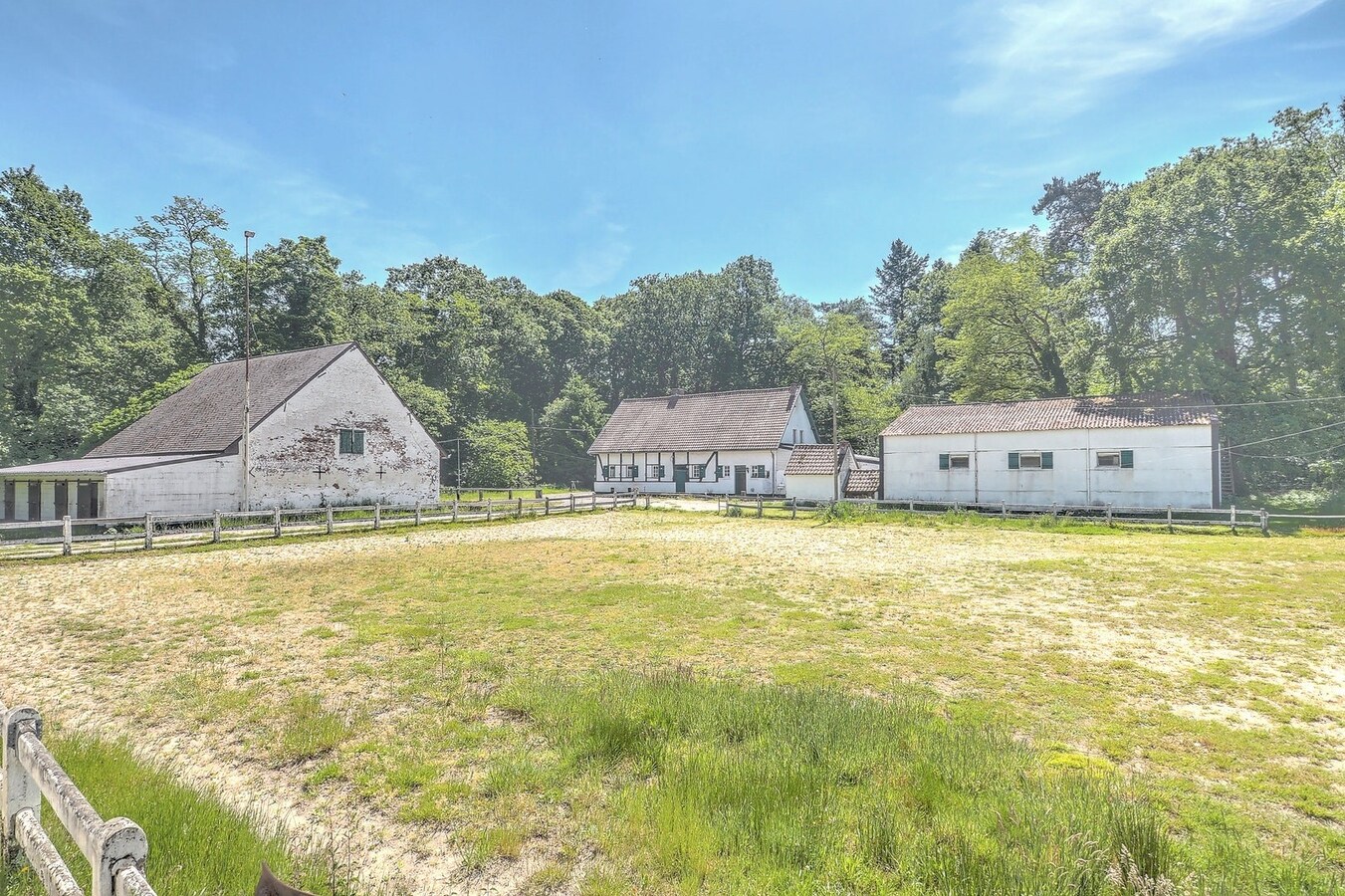 Man&#232;ge avec beaucoup de potentiel (et des subventions) sur environ 5,67 hectares &#224; Heusden-Zolder. 