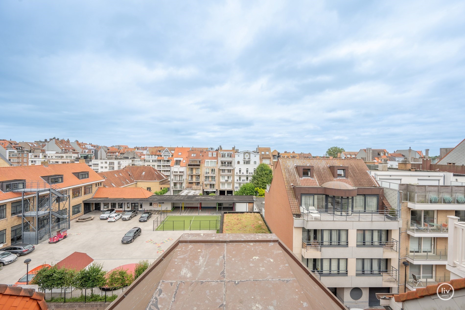 OPENDEURDAG 26/10 tussen 14 u en 16 u : Lichtrijk zuidgerichte duplex met 3 slaapkamers en een open zicht op enkele meters van het strand en de winkelstraten. 