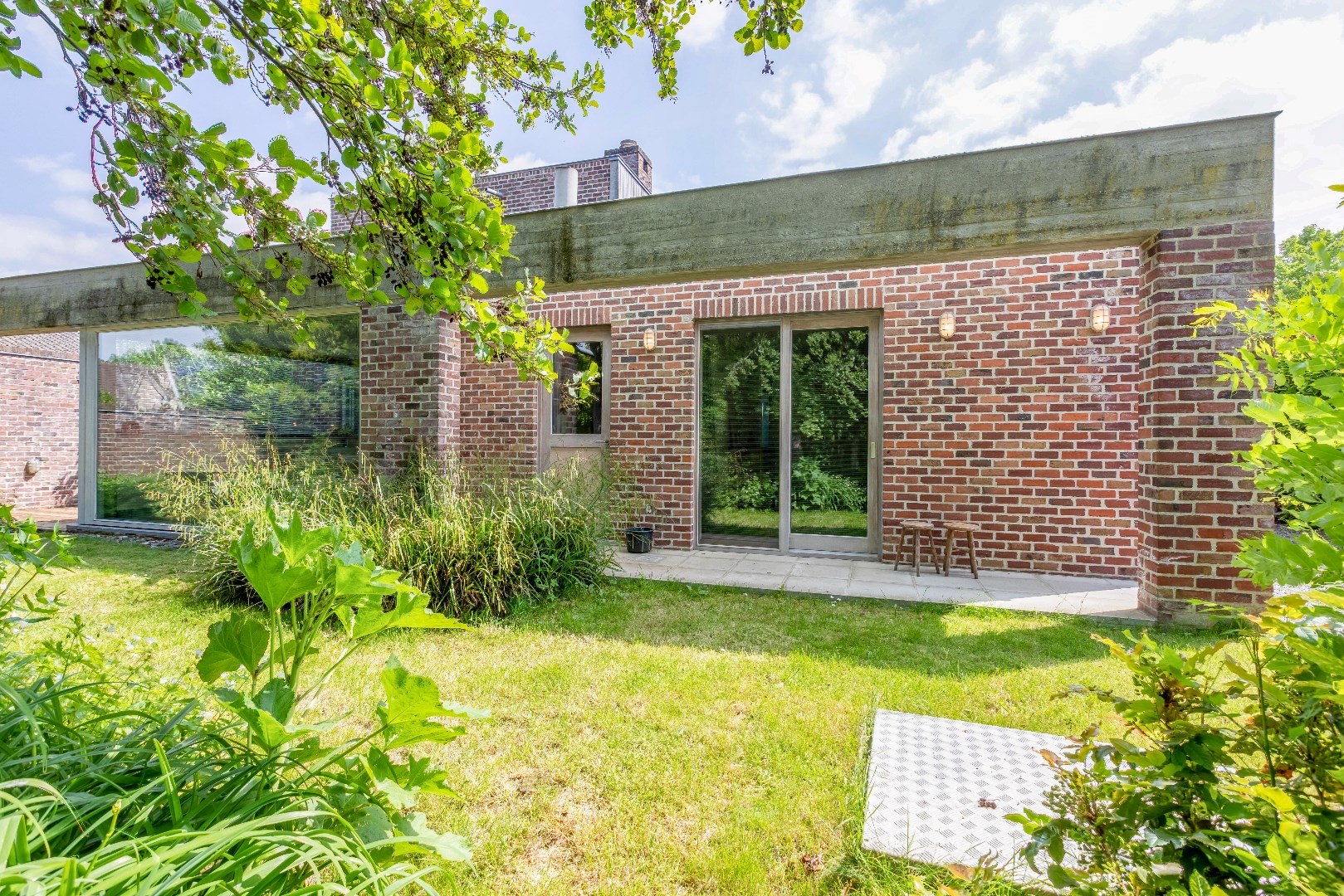 VERKOCHT Unieke kunstenaarswoning met kleine parktuin te Drongen 