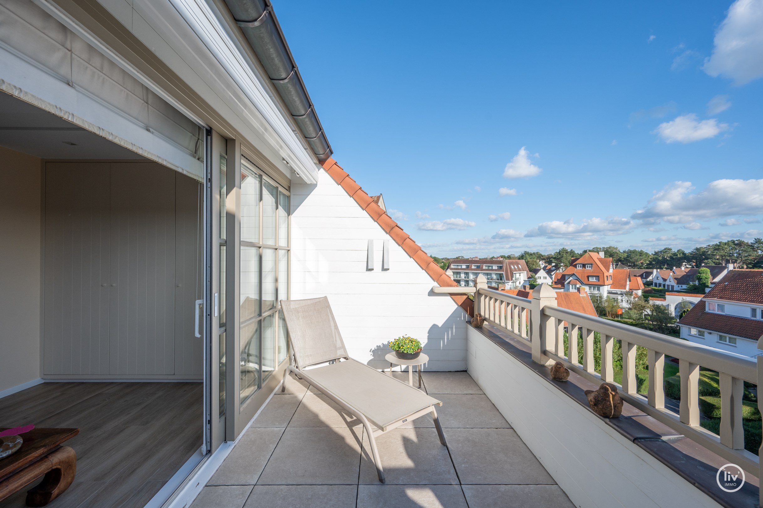 Appartement exceptionnel avec une magnifique terrasse ensoleill&#233;e et une vue panoramique sur les villas du Zoute, situ&#233; entre le centre de Knokke. 