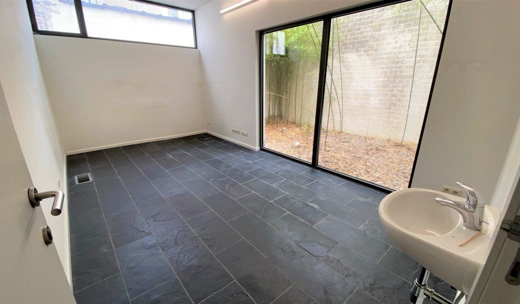 Handelsruimte te huur aan Kortrijksesteenweg in Gent