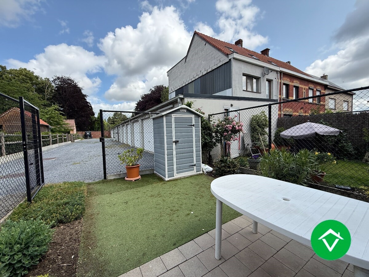 Gelijkvloers appartement op een centrale ligging met &#233;&#233;n slaapkamer, tuin en autostaanplaats te Roeselare 