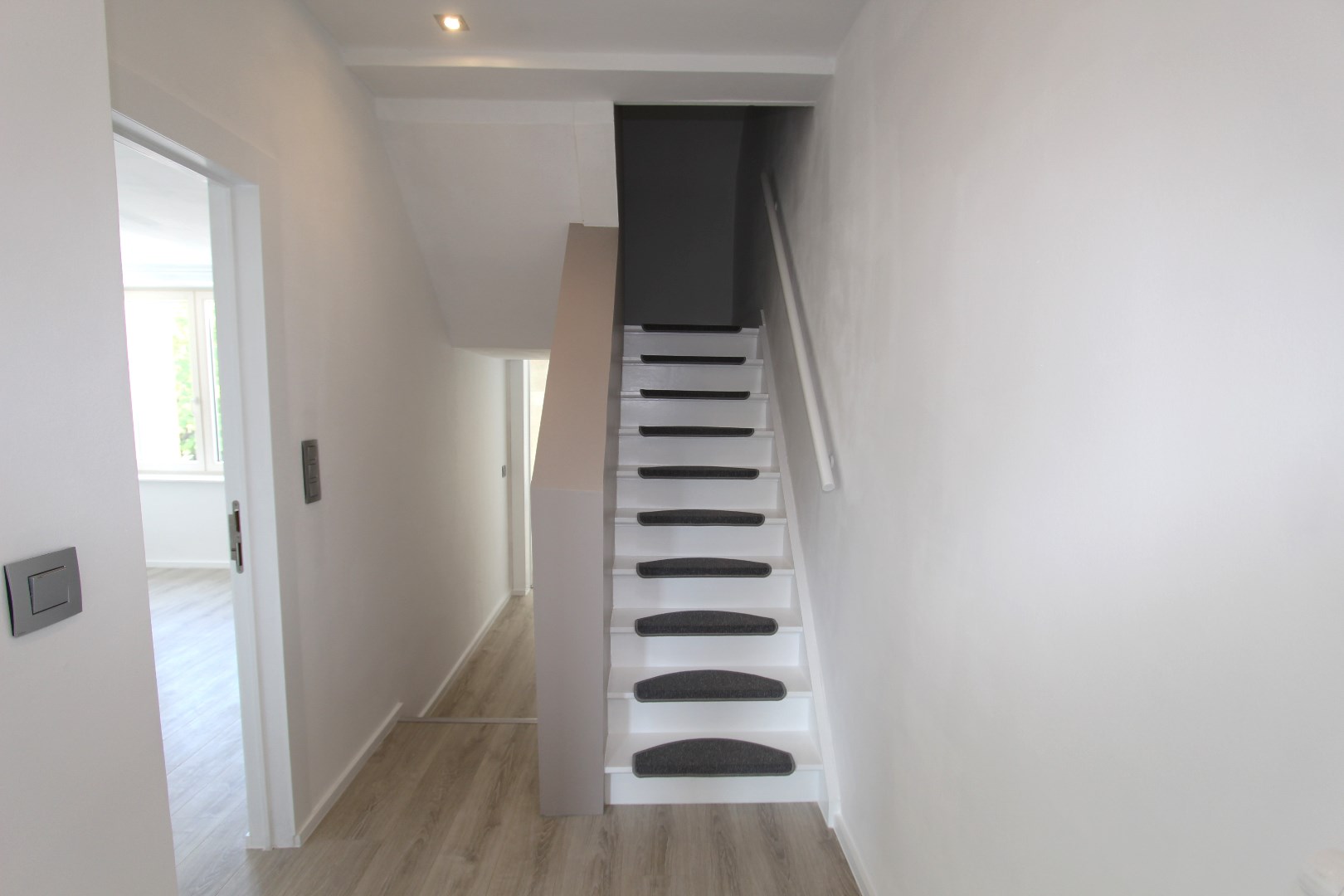MOOI VERNIEUWDE WONING MET TUIN 