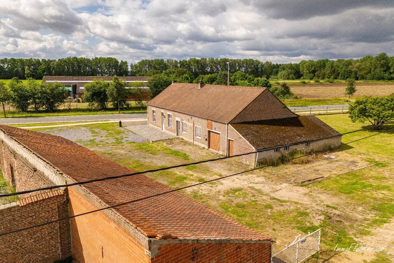 Verder te renoveren langgevelhoeve met veel potentieel op ca. 65 are te Kinrooi 