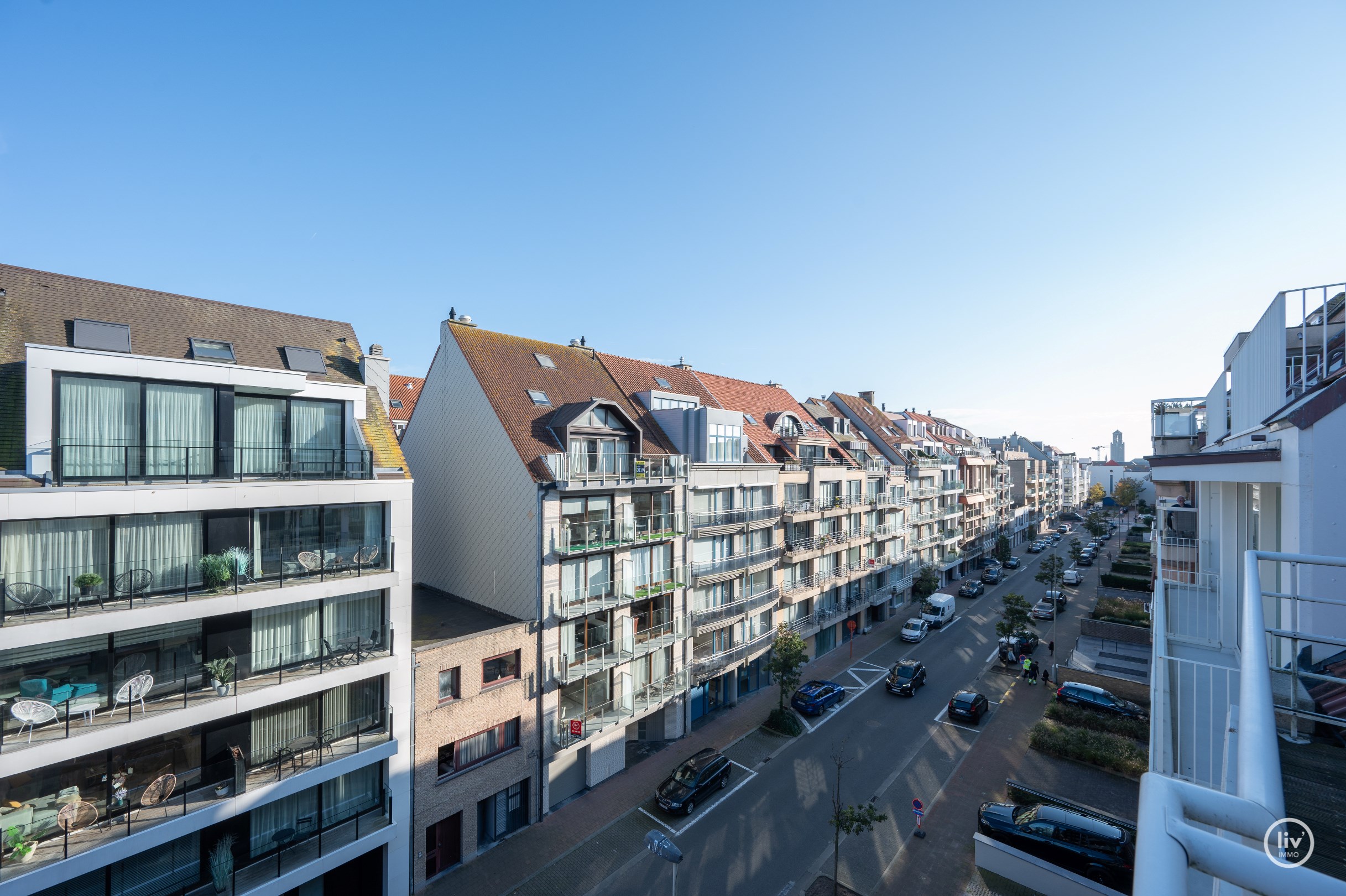 Agr&#233;able duplex rafra&#238;chissant avec de belles terrasses, situ&#233; au centre de l&#39;avenue L&#233;opold &#224; Knokke. 