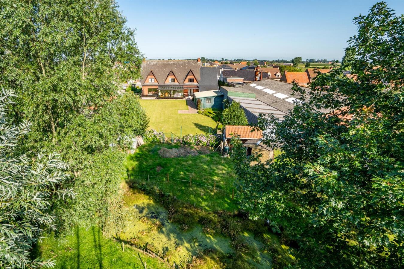 Grote woning met 6 slaapkamers en atelier op 2645 m&#178; te Koekelare 