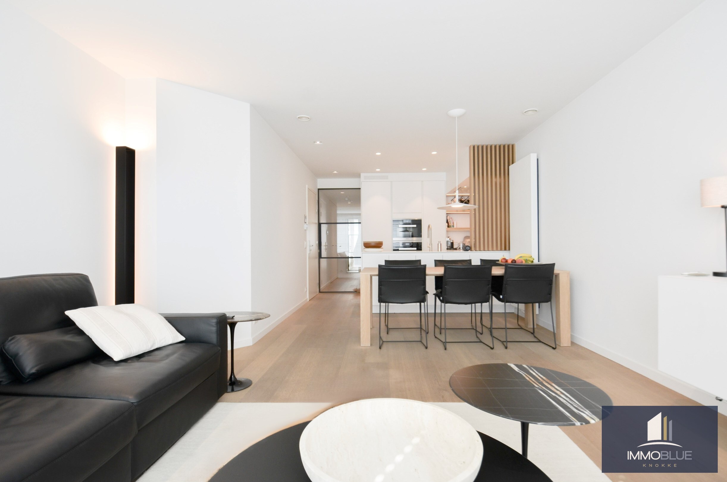 Appartement r&#233;cent avec terrasse ensoleill&#233;e situ&#233; en plein centre commercial et &#224; proximit&#233; imm&#233;diate de la plage. 
