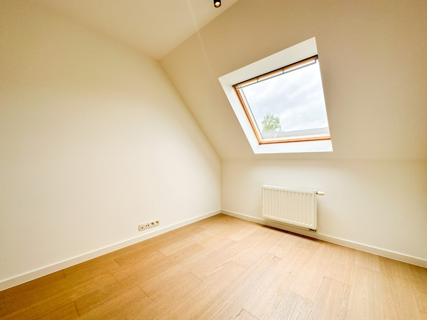 Instapklare woning met 3 slpk, tuin, autostaanplaats, rustige gelegen te Lichtervelde 