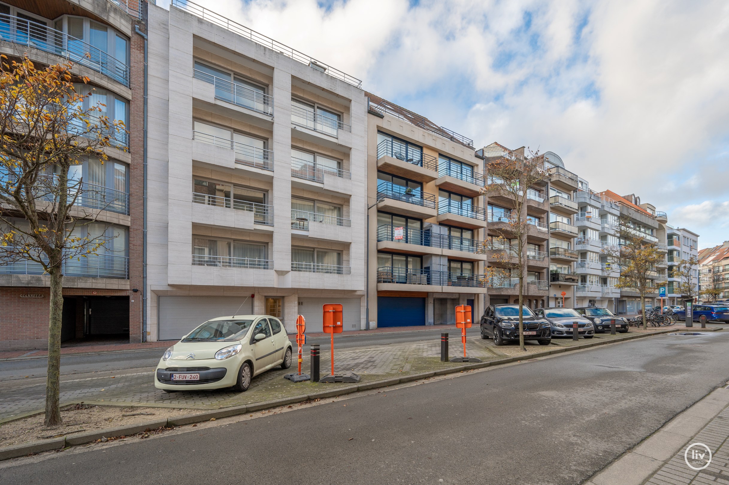 Instapklaar appartement met 3 slaapkamers op een toplocatie vlakbij het Rubensplein en het strand. Mogelijkheid tot aankoop van een parking op het gelijkvloers van de residentie 