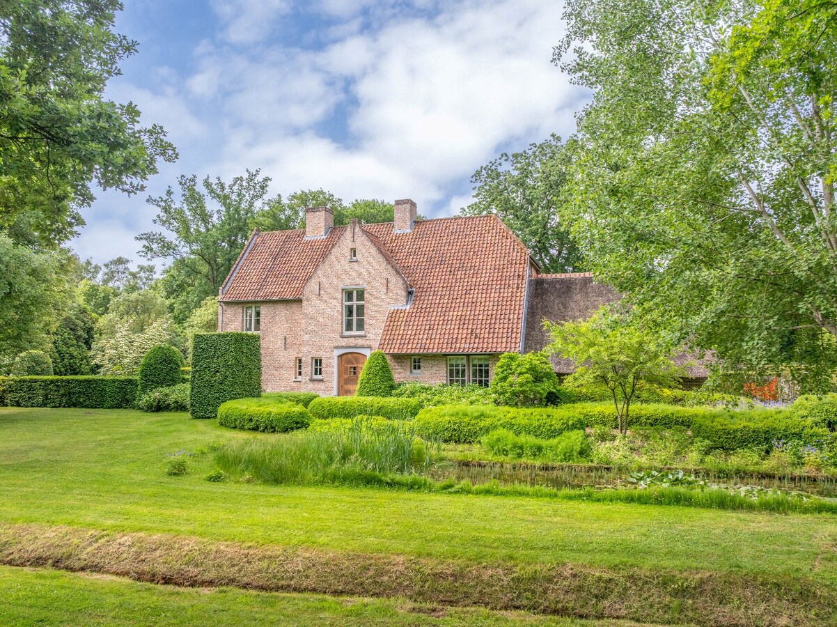 Exclusieve landelijke villa op 6.550 m&#178; in hartje Schoten 