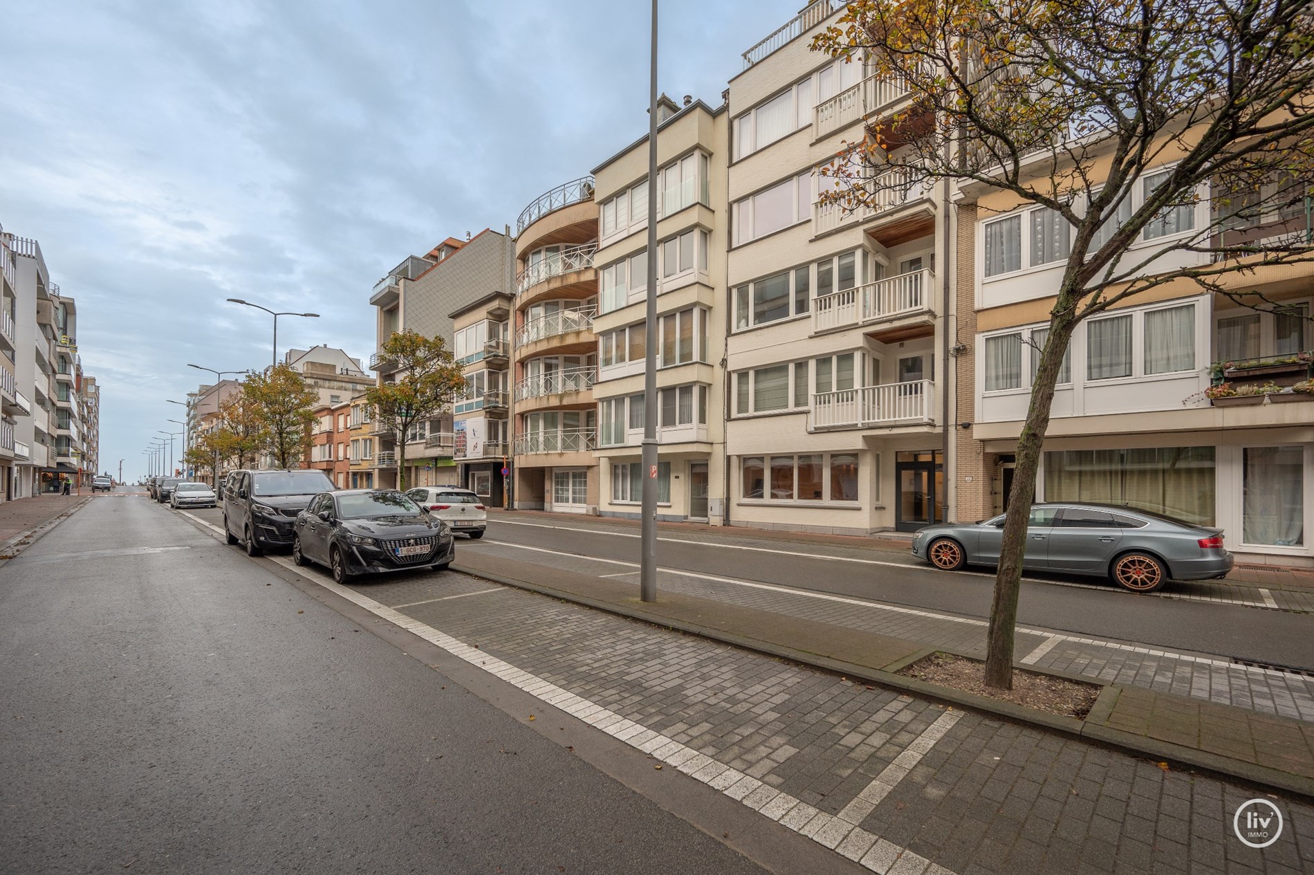 Bel appartement de plain-pied avec 3 chambres compl&#232;tes situ&#233; &#224; quelques minutes de la plage et des rues commer&#231;antes. 