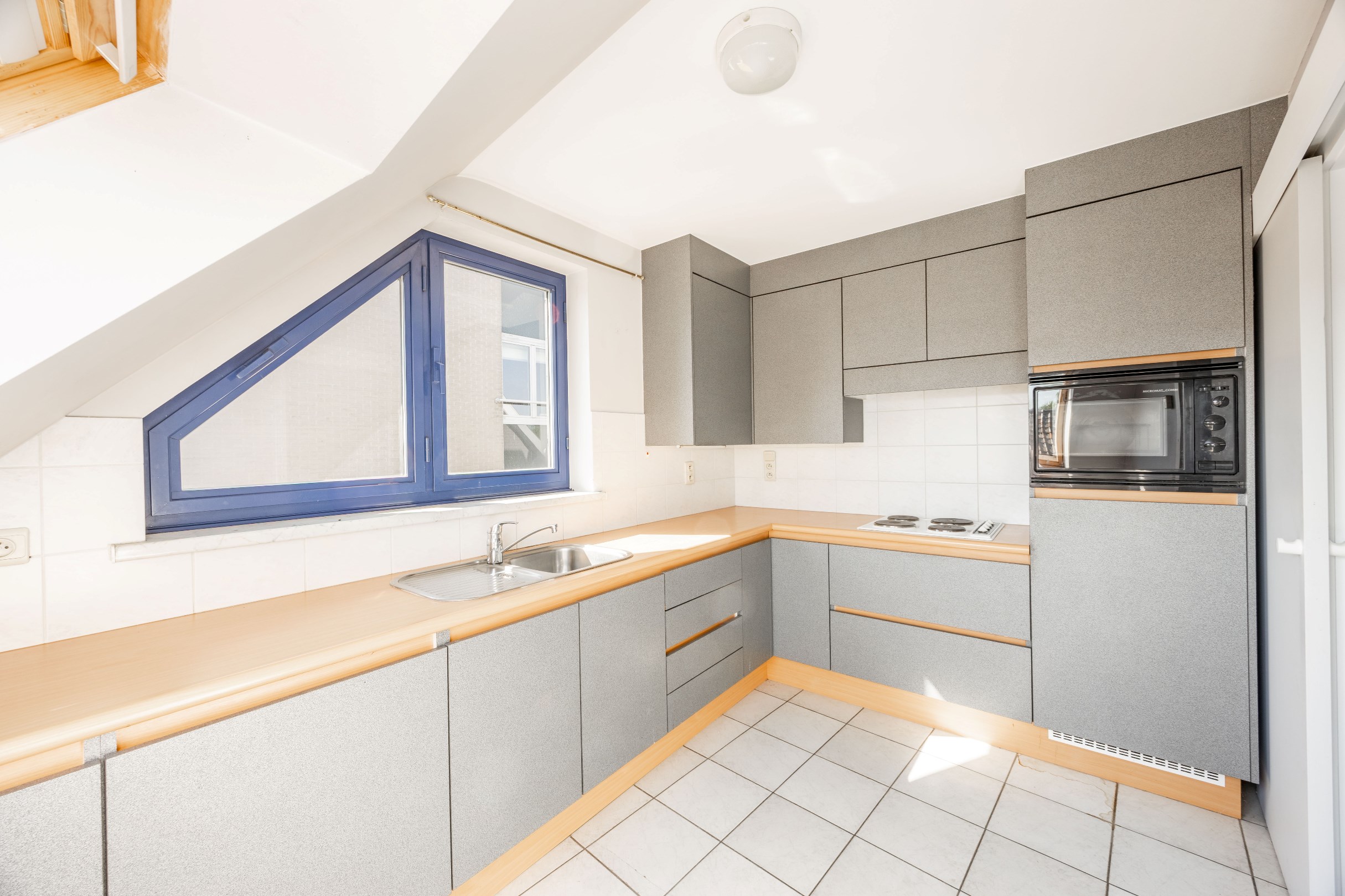INVESTERINGSEIGENDOM MET 4 APPARTEMENTEN EN 4 GARAGES 
