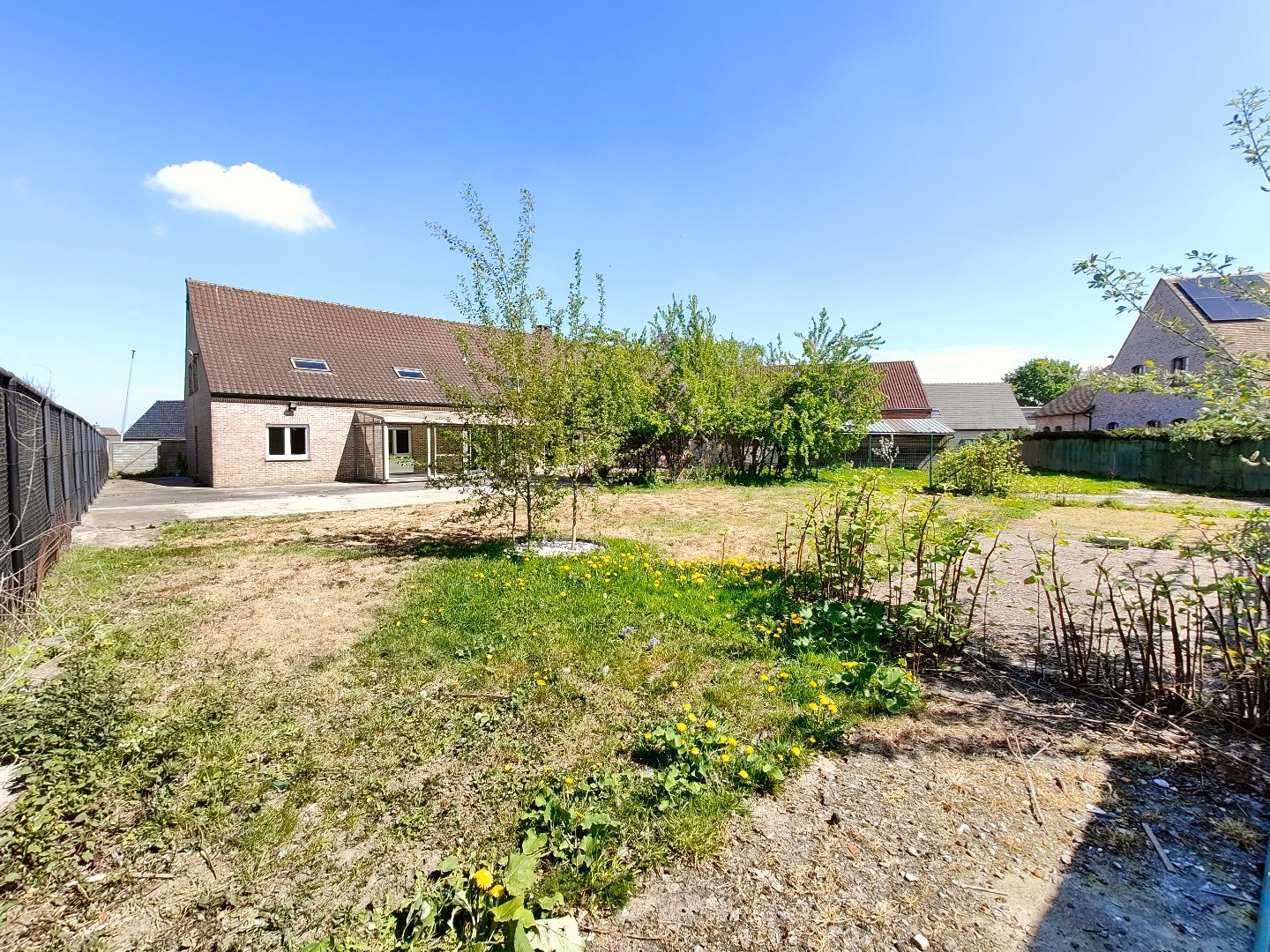 Ruime villa met loods op 1.689 m&#178; – zuidgerichte tuin en tal van mogelijkheden 